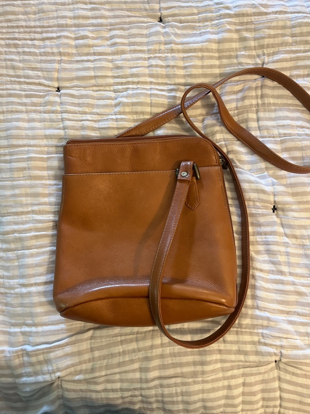 Le Donne Leather Good Classic Women’s Leather Crossbody Bag in Camel